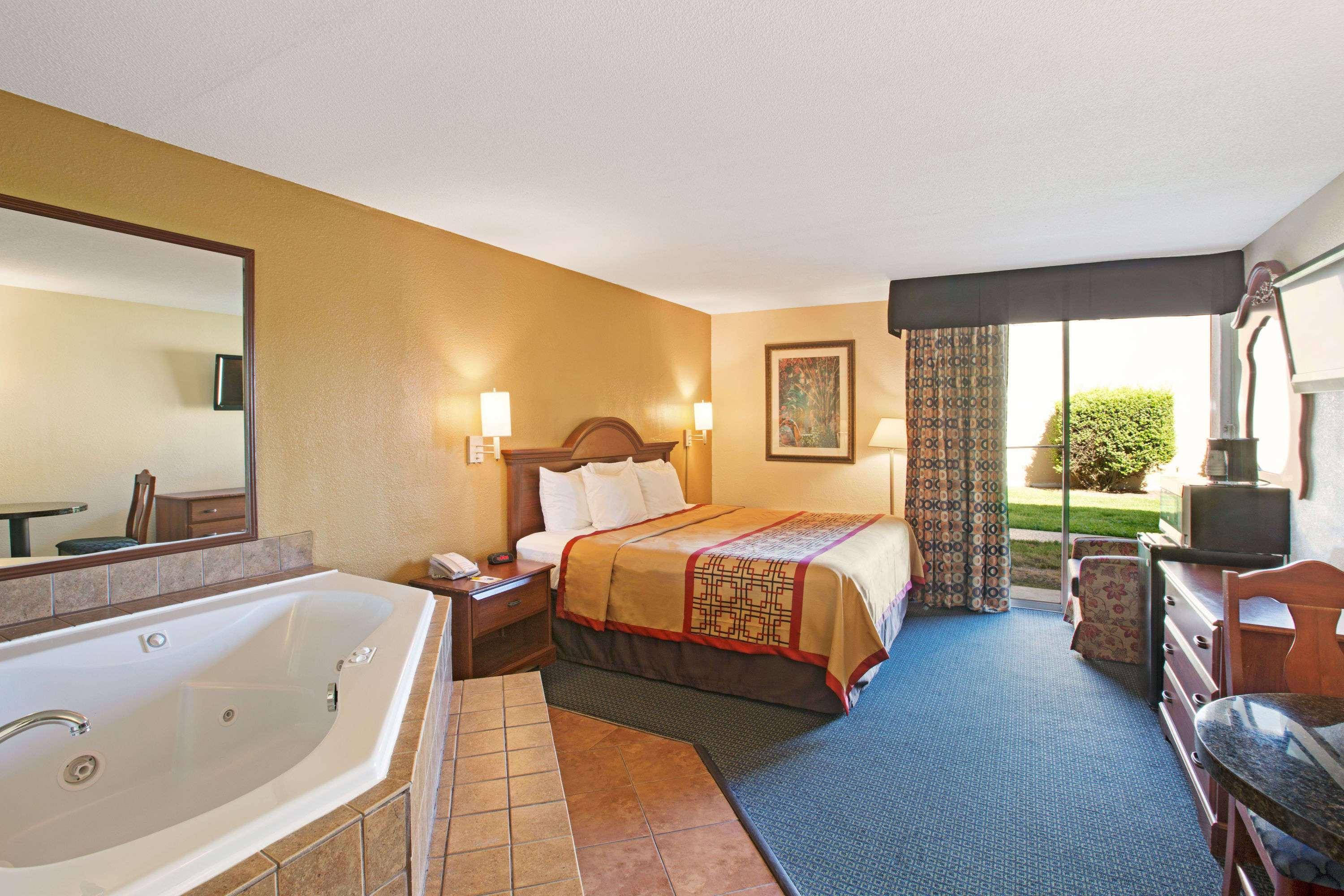 Days Inn By Wyndham Charlotte/Woodlawn Near Carowinds Exteriér fotografie